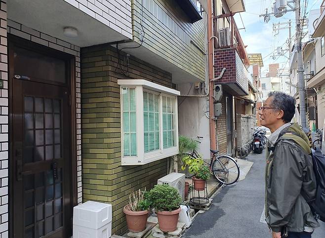 오카사의 재일본4·3유족회장인 오광현씨가 한 유족의 집을 찾고 있다. 허호준 기자