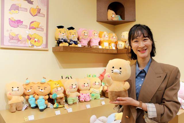 김지현 카카오 디지털아이템팀 팀장이 지난달 26일 경기 성남시 카카오아지트에서 인터뷰를 한 후 포즈를 취하고 있다. 카카오 제공