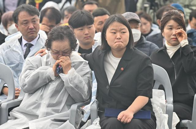 3일 제주 봉개동 제주4·3평화공원에서 열린 제76주년 4·3희생자 추념식에 5살 나이에 아버지를 잃은 김옥자 할머니와 손녀 한은빈양이 AI로 복원된 고인의 모습을 화면으로 보며 슬퍼하고 있다. 2024.4.3 제주=최주연 기자 juicy@hankookilbo.com