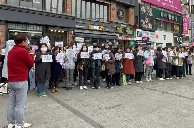 수원여성의전화 등 7개 여성단체로 구성된 수원여성단체네트워크 등이 12일 수원역 문화광장 앞에서 성인페스티벌 '2024 KXF The Fashion' 철회를 촉구하는 기자회견을 열고 있다. 수원여성의전화 제공