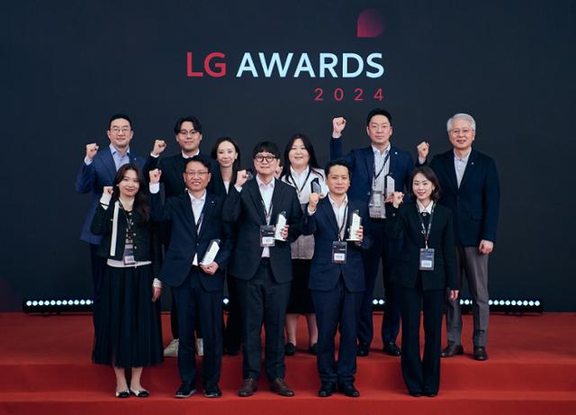 2일 경기 이천시 LG인화원에서 열린 '2024 LG 어워즈'에서 구광모(뒷줄 왼쪽 첫 번째) LG그룹 회장이 고객 대표, 수상자들과 기념 촬영하고 있다. 연합뉴스