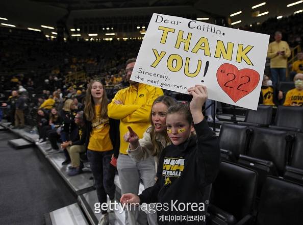 클라크를 응원하는 소녀들.&nbsp; &nbsp; 사진=게티이미지