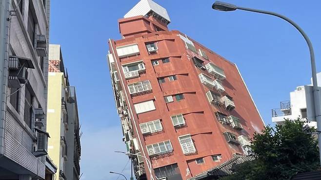 규모 7.4 지진으로 기울어진 주택 [대만 중앙통신사 제공]