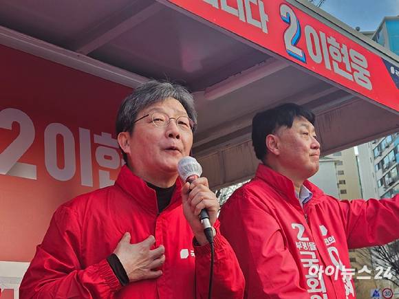 국민의힘 이현웅 부평을 후보(오른쪽)와 유승민 전 국회의원이 2일 부평 부개동 부평기적의도서관 앞에서 퇴근길 유세를 하고 있다. [사진=정태현 기자]