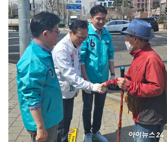 새로운미래 홍영표 부평을 후보(왼쪽에서 두번째)가 2일 오전 인천 갈산역 사거리에서 거리 유세를 하던 중 한 시민의 응원을 받고 있다. [사진=정태현 기자]