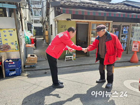 권영세 국민의힘 서울 용산 후보가 지난 2일 삼각지역 인근에서 시민들과 만나 악수하며 인사하고 있다. [사진=김보선 기자]
