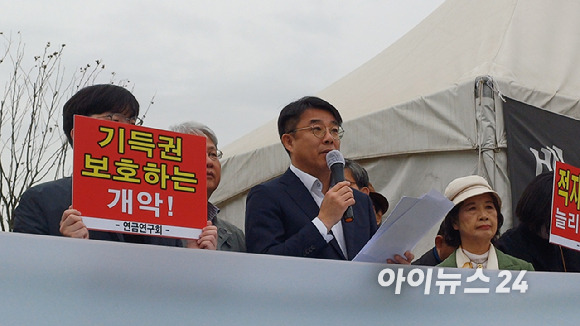 3일 오전 10시 국회의사당 앞에서 진행된 연금연구회의 국민연금 개혁 관련 긴급 기자회견에서 김신영 한양사이버대 교수가 발언하고 있다. [사진=라창현 기자]