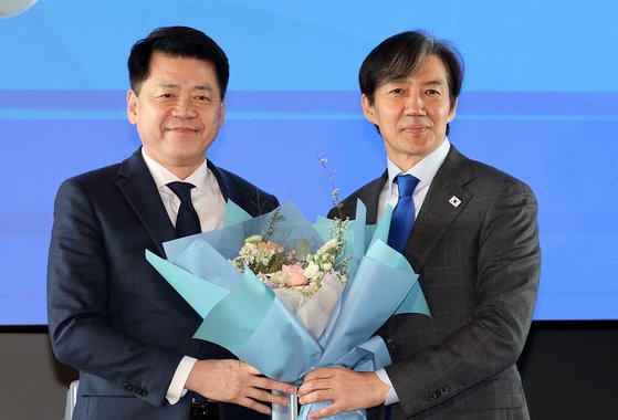 조국혁신당 비례대표 6번 김준형 후보(왼쪽)와 조국 대표. 뉴스1
