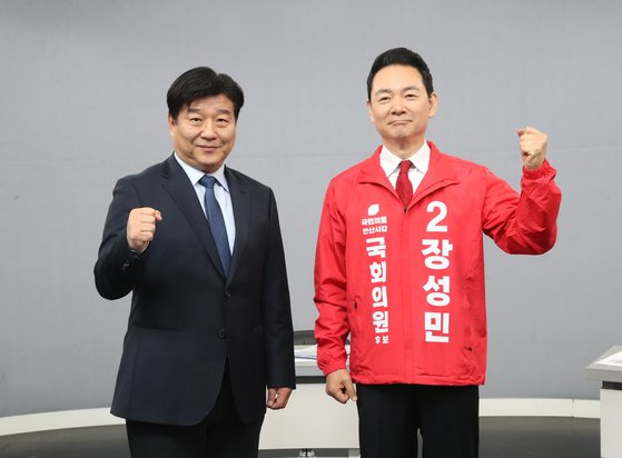 3일 오전 경기도 안산시 SK브로드밴드 한빛방송에서 열린 제22대 국회의원선거 안산갑 후보자 토론회에서 더불어민주당 양문석 후보와 국민의힘 장성민 후보가 토론회 전 포즈를 취하고 있다. 연합뉴스