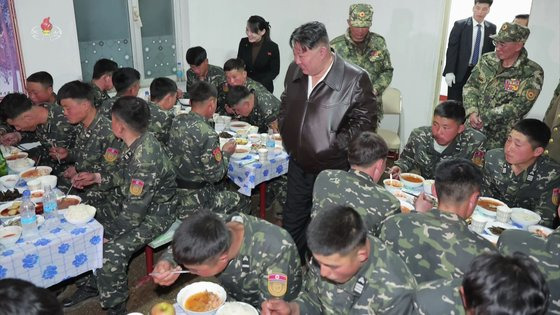 지난달 24일 서울류경수제105탱크사단을 시찰한 김정은 북한 국무위원장과 김여정 부부장이 부대식당에서 쌀밥에 고기 등을 먹는 군인들을 보고 있다. 조선중앙TV 화면. 연합뉴스