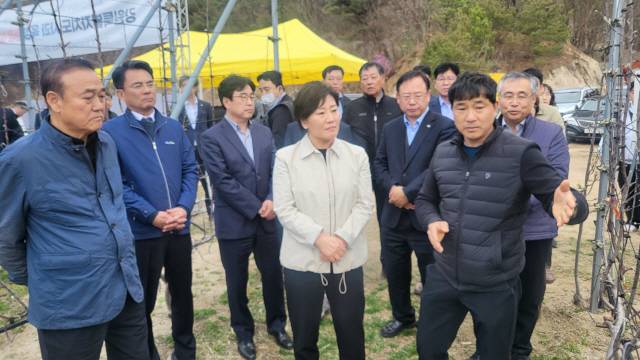 ▲ 송미령 농림축산식품부 장관은 3일 오후 춘천을 방문해 지역 내  스마트 과수원과 중소마트를 둘러봤다. 서영
