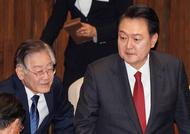 윤석열 대통령이 지난해 10월 31일 오전 서울 여의도 국회에서 열린 내년도 예산안에 대한 정부의 시정연설에 참석하고 있다. 왼쪽은 이재명 더불어민주당 대표.  /연합뉴스