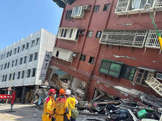 소방대원들이 지진으로 붕괴된 건물 현장에서 작업하고 있다. 대만 소방당국 제공. 로이터연합뉴스