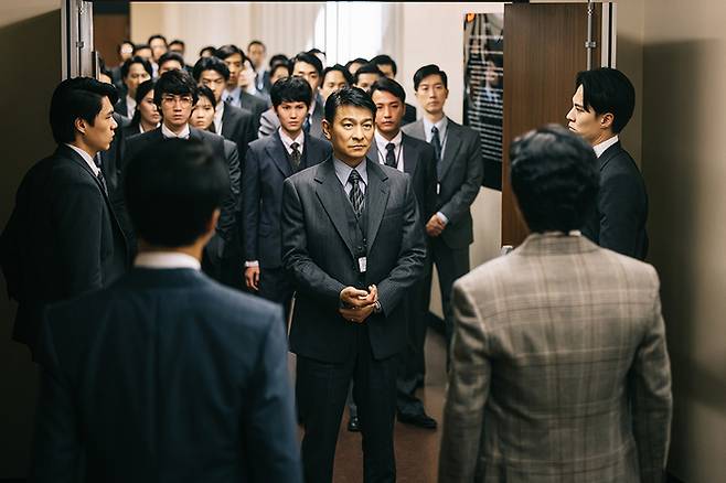 류이치안(류더화)는 회계사 100명을 동원해 카르멘 그룹의 부정부패를 파헤치려 한다. 퍼스트런 제공