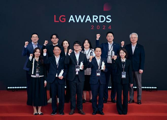 구광모 LG그룹 회장(뒷줄 왼쪽)이 지난 2일 LG인화원에서 열린 ‘LG 어워즈’에서 고객 대표, 수상자들과 기념촬영을 하고 있다. LG 제공