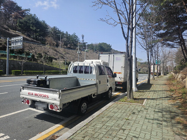 부산 기장군 정관읍 산단로(부산추모공원 방향)에 2일 화물차들이 주차해 있다.  독자 제공