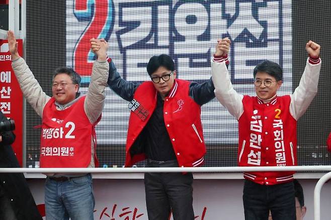 한동훈 국민의힘 총괄선대위원장이 3일 강원도 원주에 방문해 박정하 국민의힘 원주갑 후보와 김완섭 국민의힘 원주을 후보의 지지유세를 하고 있다. 연합뉴스