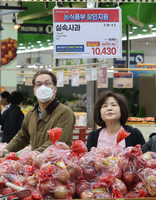 사과와 배 등이 지난달 대비 80% 넘게 상승폭을 나타낸 가운데 2일 서울 시내 한 대형마트에서 시민들이 사과를 구입하기전 가격표를 확인하고 있다. [이충우 기자]