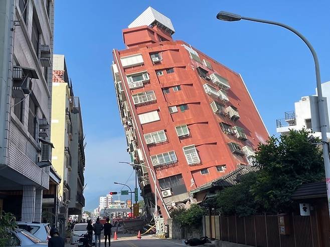 3일 오전 규모 7.4의 지진으로 대만 타이베이 중산로에 위치한 주택 한 채가 기울어져 있다. [사진출처 = 연합뉴스]