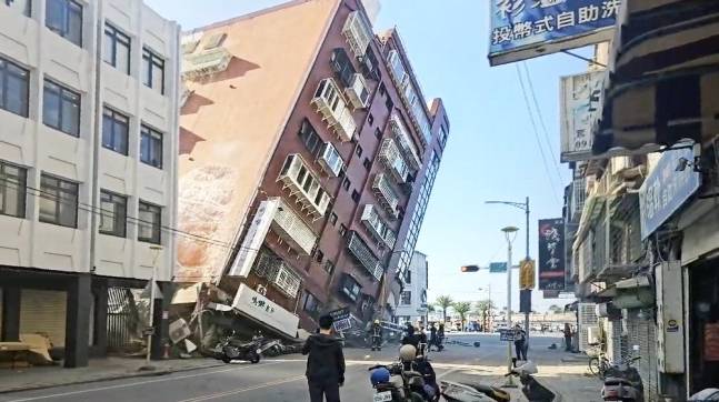 3일 오전 8시(현지시간)께 발생한 규모 7.4의 지진으로 대만 동부 화롄현의 빌딩이 비스듬히 쓰러져 있다. 대만에서 규모 7이 넘는 강진이 발생한 것은 1999년 ‘9·21 대지진’ 이후 25년 만이다. 이날 지진으로 건물 100여 채가 무너졌으며 최소 7명이 숨지고 수백 명이 다친 것으로 전해졌다. 이번 지진은 홍콩에서도 진동이 느껴질 만큼 컸으며, 필리핀과 일본 오키나와 지역에 쓰나미 경보가 발령되기도 했다. [사진 = TVBS·AP연합뉴스]