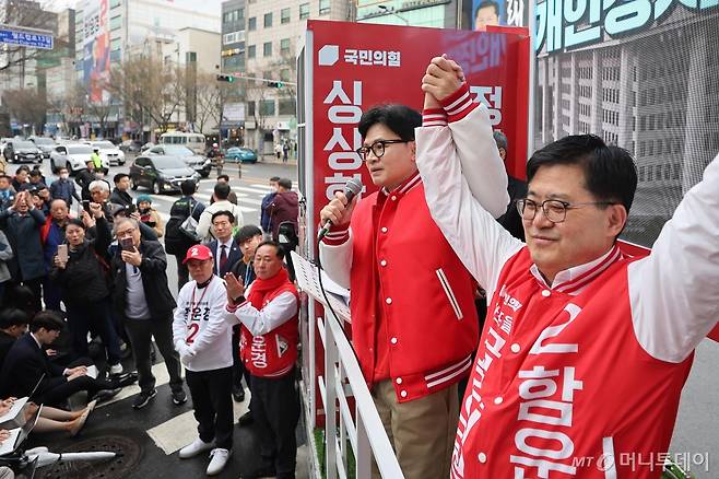 [서울=뉴시스] 추상철 기자 = 한동훈 국민의힘 비상대책위원장이 28일 오전 서울 마포구 망원역에서 함운경 국민의힘 마포을 후보의 지지를 호소하고 있다. (공동취재) 2024.03.28. photo@newsis.com /사진=류현주
