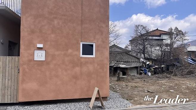 ▲빈집을 개조해 만든 숙소(왼)와 대조되는 빈집의 모습(우)/사진=신재은 기자
