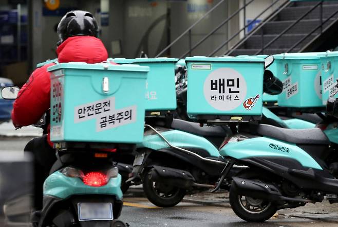 배달의민족이 주문부터 배달까지 모두 배민이 책임지는 정률제 수수료 상품 배민1플러스를 출시했지만 자영업자들은 팔면 팔수록 손해인 제도라며 불만을 표시하고 있다. /사진=뉴스1