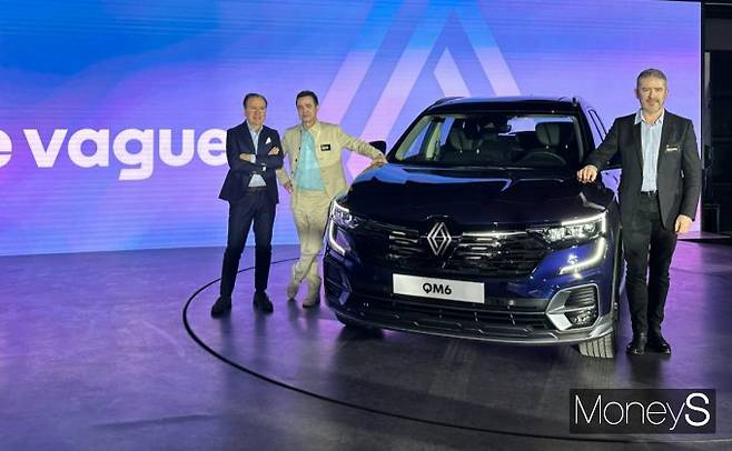 엠블럼 변경된 QM6앞에서 기념촬영하는 스테판 드블레즈 르노코리아 대표이사(왼쪽 두번째)/사진=장동규 기자