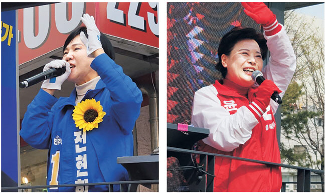전현희 더불어민주당 서울 중·성동갑 후보가 2일 서울 성동구 행당역 1번 출구 앞에서 유세 차량에 올라 지지를 호소하고 있다(왼쪽 사진). 윤희숙 국민의힘 서울 중·성동갑 후보가 2일 서울 성동구 왕십리역 오거리에서 유세 차량에 올라 시민들을 향해 손을 흔들고 있다(오른쪽).