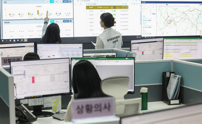 분주한 응급의료상황실 의대 증원에 반발해 전공의들이 집단행동에 나선 지 7주째인 가운데 지난 2일 대구 중구 경상권 광역응급의료상황실에서 근무자들이 지역 응급의료 현황을 모니터링하고 있다.  연합뉴스