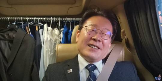 이재명 더불어민주당 대표가 2일 차량에서 유튜브 라이브 방송을 하는 모습. 이 대표 유튜브 캡처