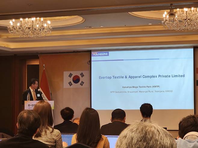 이민석 영원무역 사장이 2일 열린 한-인도산업협력포럼에서 영원무역의 사례를 소개하고 있다. 김성우 기자