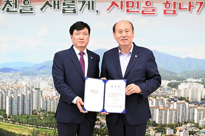 김인철(왼쪽) 동두천시 고문법무사