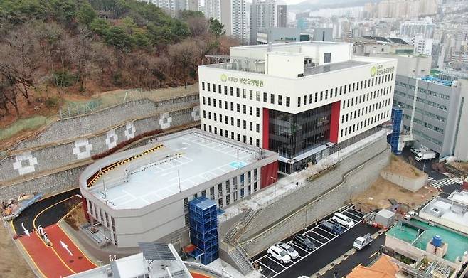 [서울=뉴시스] 국가보훈부는 15일 오후 2시 30분, 부산 사상구 부산요양병원 1층에서 강정애 보훈부 장관을 비롯한 하유성 한국보훈복지의료공단 이사장 직무대행, 유관 기관장, 보훈단체장과 보훈가족 등 100여명이 참석한 가운데 부산요양병원 개원식을 개최했다. (사진=국가보훈부 제공) 2024.03.15. photo@newsis.com *재판매 및 DB 금지