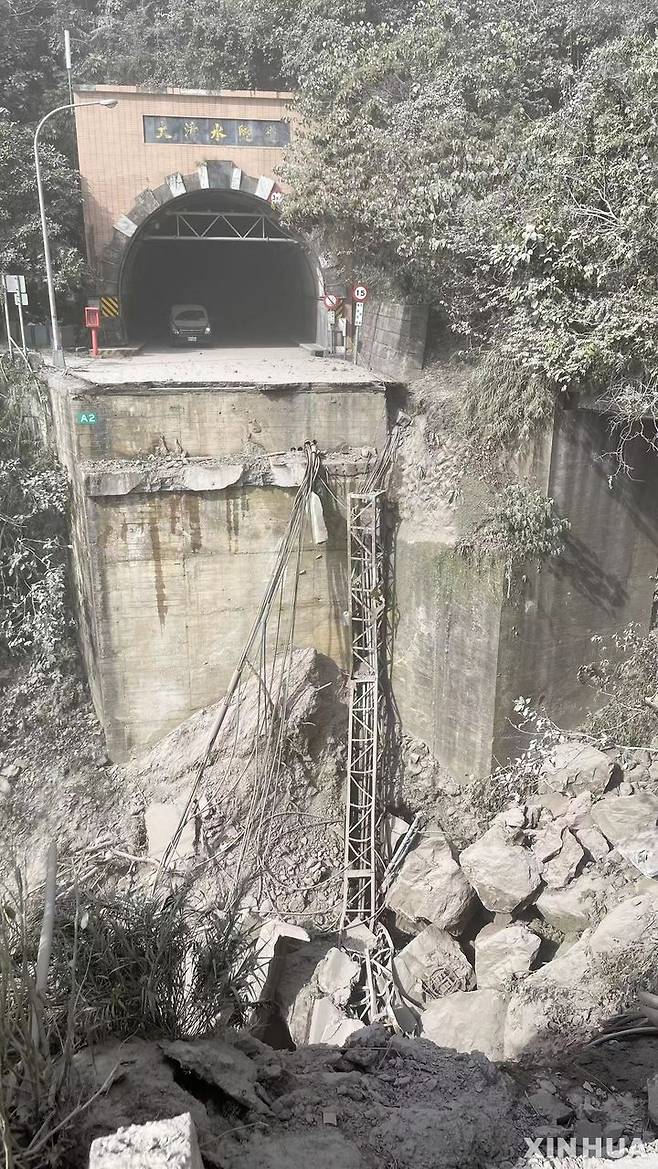 [타이베이=AP/뉴시스] 타이베이 동부 화롄 근해에서 3일 발생한 규모 7.2 강진으로 인해 연결도로가 유실되면서 다칭수에 있는 진원터널을 지나던 차량들이 오도가도 못한 채 갇혔다. 2024.04.03