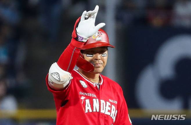 [창원=뉴시스] 황준선 기자 = 25일 오후 경남 창원NC파크에서 열린 2023 KBO 포스트시즌 준플레이오프 SSG 랜더스 대 NC 다이노스의 3차전 경기, 4회 초 2사 1루 상황 SSG 한유섬이 1타점 적시타 를 친 뒤 세리모니 하고 있다.  2023.10.25. hwang@newsis.com