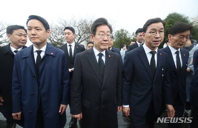 [제주=뉴시스] 우장호 기자 = 이재명 더불어민주당 대표가 3일 오전 제주 4·3 평화공원에서 열린 제76주년 제주 4·3 희생자 추념식 참석을 위해 제주지역 총선 후보들과 입장하고 있다. (사진=제주도사진기자회) 2024.04.03. woo1223@newsis.com