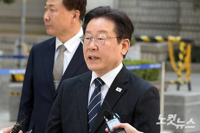 더불어민주당 이재명 대표가 2일 오전 서울 서초구 서울중앙지법에서 열린 '대장동 배임·성남FC 뇌물' 관련 속행 공판에 출석하며 취재진의 질무에 답변을 하고 있다. 윤창원 기자