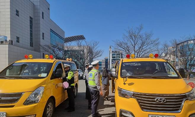 포항남부경찰서 관계자들이 어린이 통학버스를 점검하고 있다. 포항남부경찰서 제공