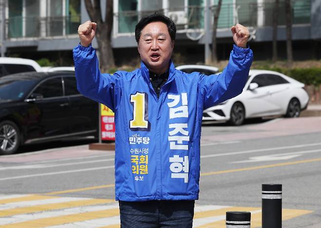 제22대 국회의원선거 수원정에 출마한 더불어민주당 김준혁 후보가 2일 오후 경기도 수원시 영통구의 한 아파트 단지에서 시민들과 인사하고 있다. 연합뉴스