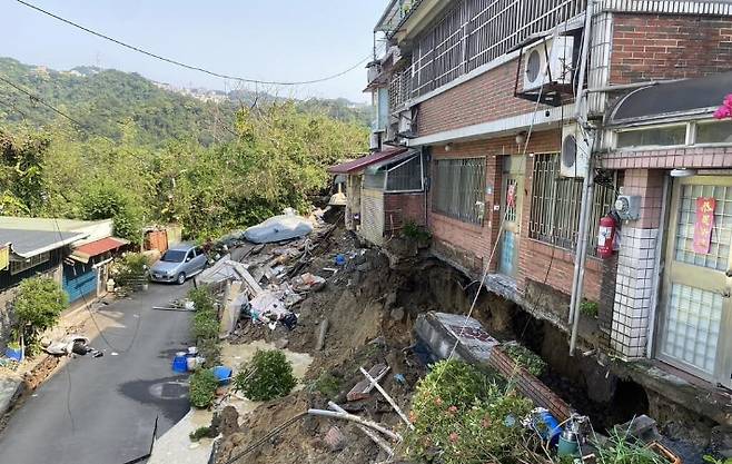 대만 신베이시의 한 건물에 침하가 발생했다. 대만 중앙통신 홈페이지 캡처