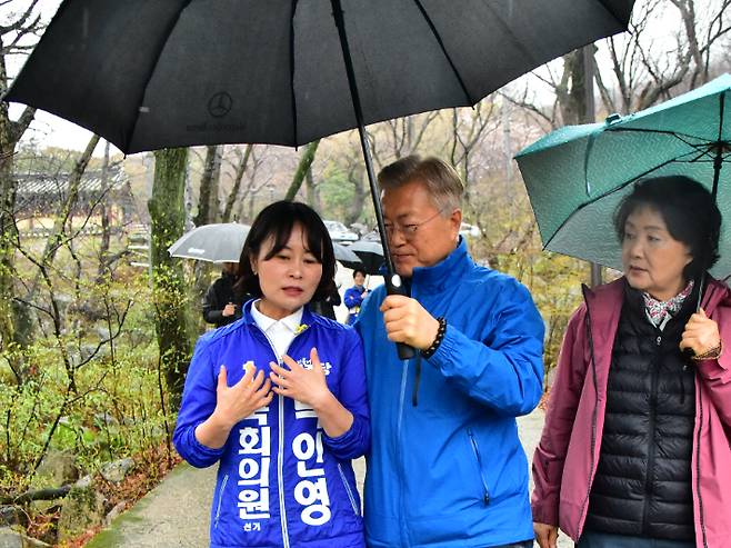 문재인 전 대통령 내외가 3일 오전 부산 금정구 범어사를 찾아 더불어민주당 박인영 후보와 만나고 있다. 박인영 후보 선거캠프 제공