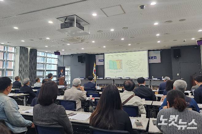 시민사회 공약평가단은 "제22대 국회는 한반도 평화, 남북관계 개선 등을 논의하기 위한 '국회 특별위원회'와 '초당파 협의'체를 구성해야 한다"며 "시민사회단체와 전문가들이 관련 논의에 참여하고 협력할 수 있는 구조를 마련해야 한다"고 강조했다.