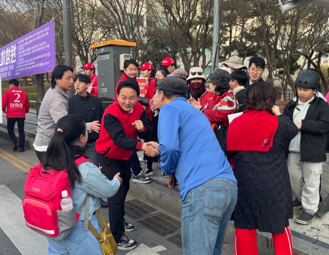 ▲국민의힘 후보인 원희룡 전 국토부장관이 1일 저녁 인천 임학역에서 퇴근길 인사를 하고 있다.ⓒ프레시안(박정연)