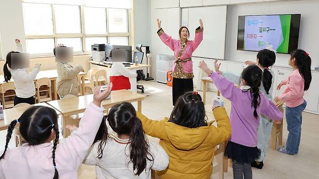 지난달 4일 울산의 한 초등학교 늘봄교실에서 강사와 인사하는 학생들