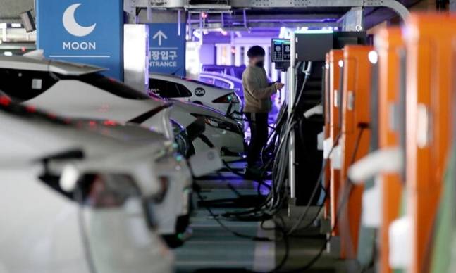 서울 용산역 주차장에 설치된 전기차 충전소.&nbsp;뉴시스