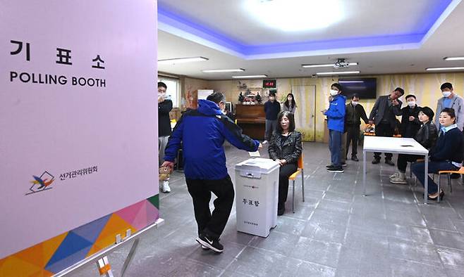 제22대 국회의원 선거를 앞둔 3일 오전 경기 수원시 권선구 수봉재활원에서 유권자들이 거소투표를 하고 있다. 공동취재
