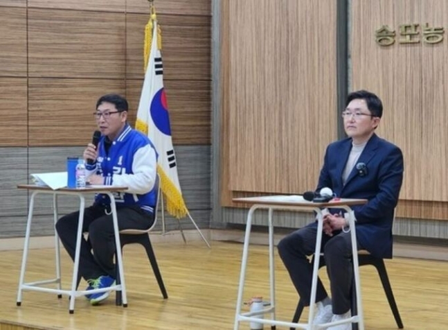 지난달 31일 경기 고양시 일산서구 송포농협에서 열린 고양정 선거구 후보자 초청 토론회에 참석한 더불어민주당 김영환 후보(왼쪽)와 국민의힘 김용태 후보. 뉴스1