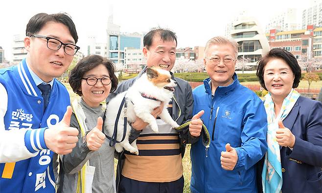 문재인 전 대통령(오른쪽 두번째)이 부인 김정숙 여사(오른쪽)와 함께 울산 중구를 찾아 오상택(왼쪽) 더불어민주당 후보를 지원하고 있다. 뉴시스