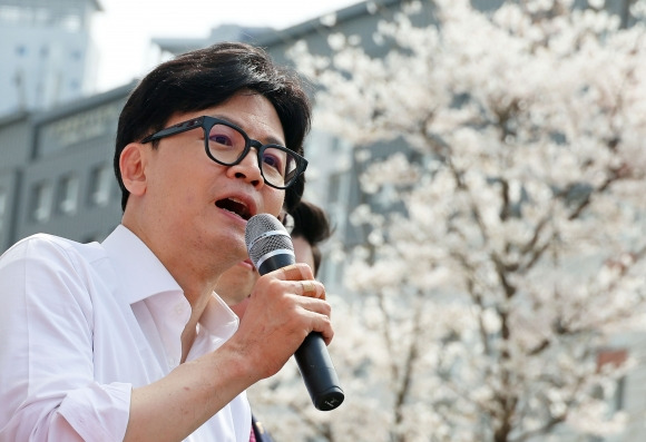 국민의힘 한동훈 비상대책위원장 겸 총괄 선거대책위원장이 2일 세종시 한누리대로 일대에서 류제화(세종시갑) 후보, 이준배(세종시을) 후보의 지지를 호소하고 있다. 2024.4.2  연합뉴스